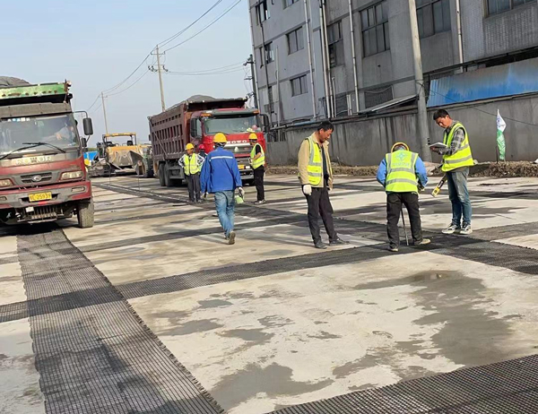 东英镇老材料的新故事：玻璃纤维土工格栅如何在‘白改黑’浪潮中重获新生？